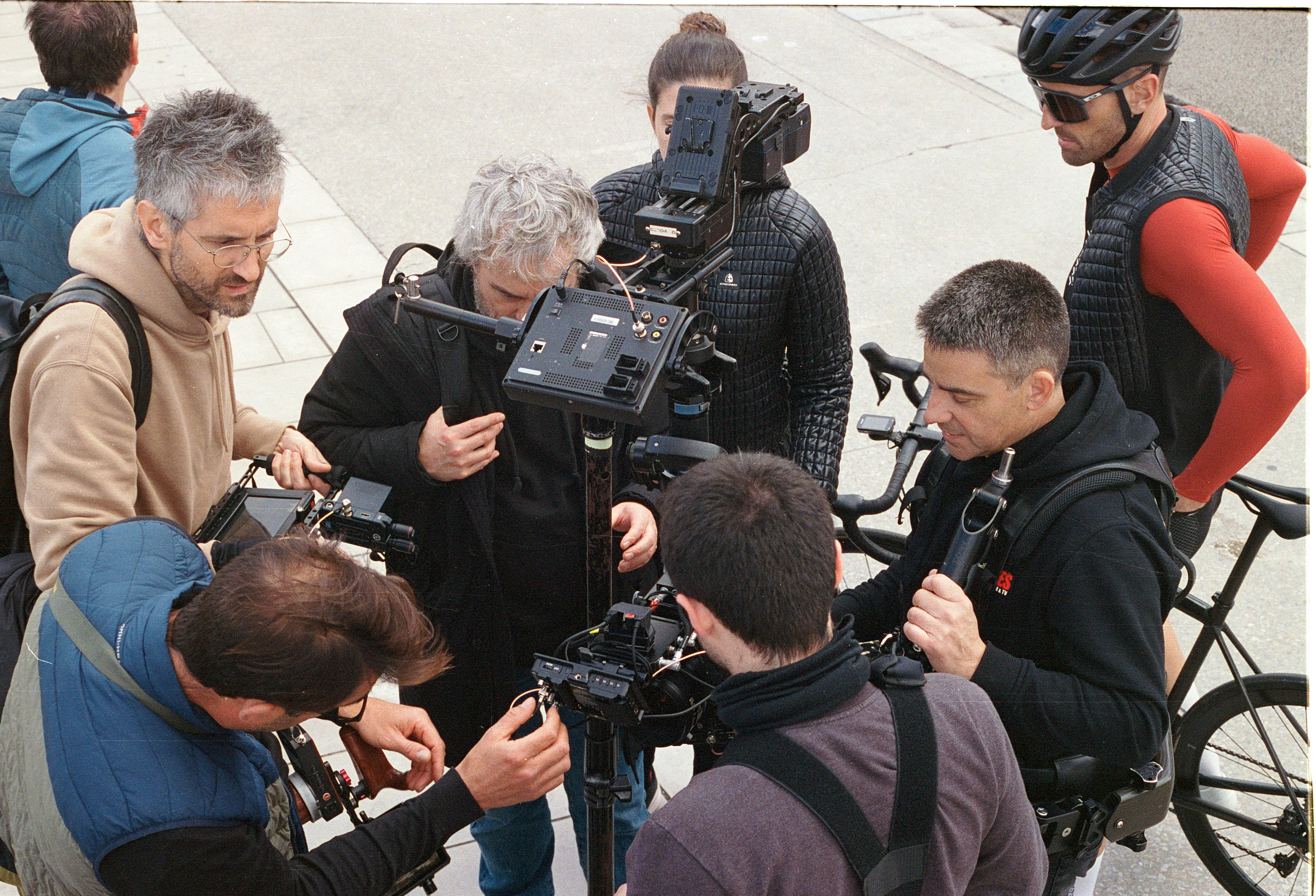 Making-of del rodaje: el equipo técnico se agrupa alrededor de la cámara y el monitor durante la producción de Etxeondo x Eurosport.